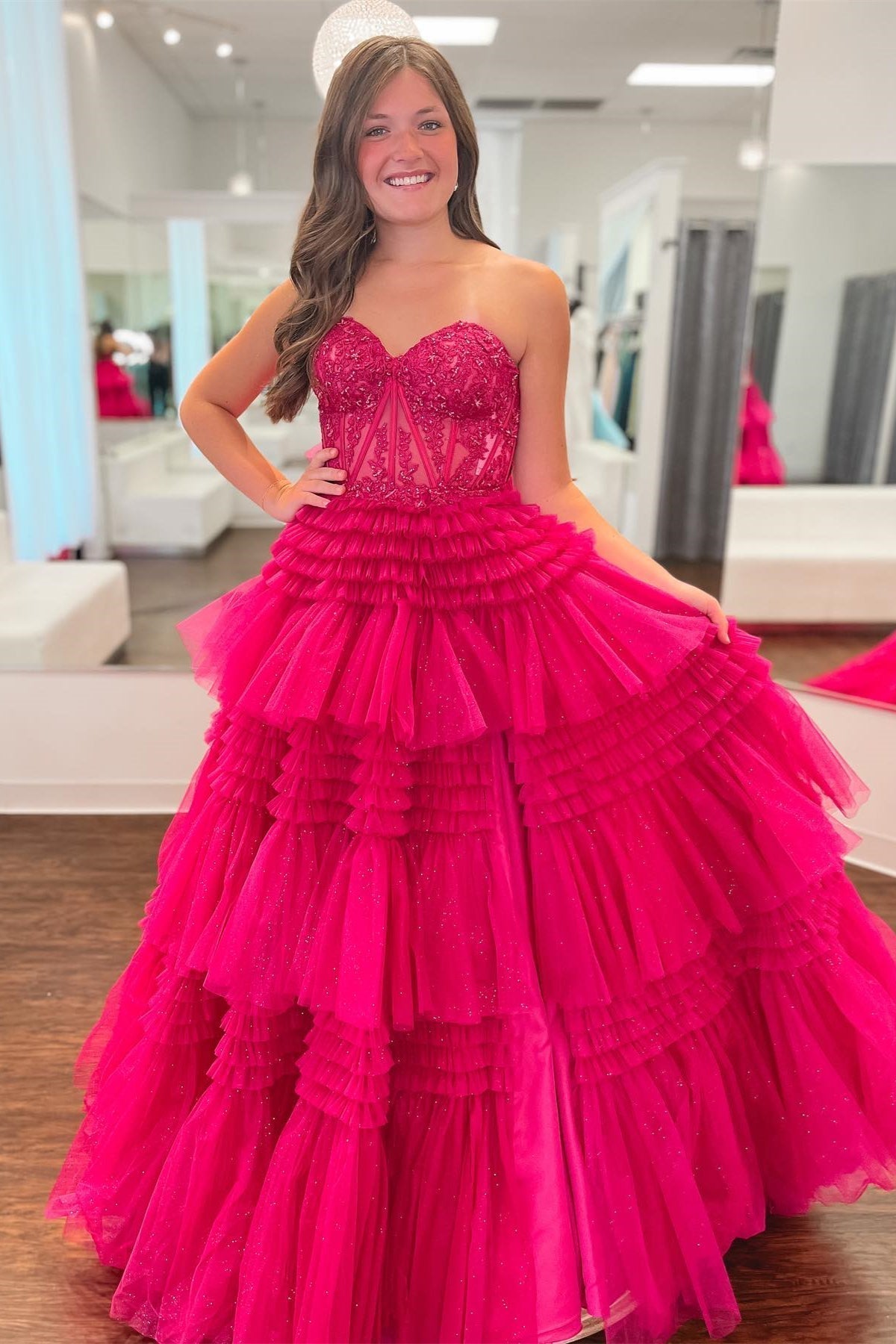 Vestido de fiesta fucsia de tul escalonado con escote en forma de corazón y corte A