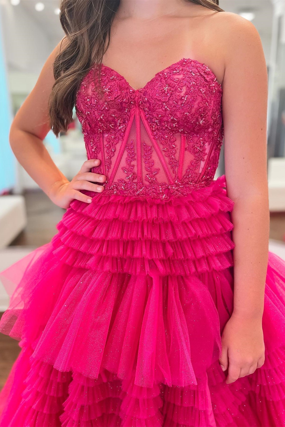 Vestido de fiesta fucsia de tul escalonado con escote en forma de corazón y corte A