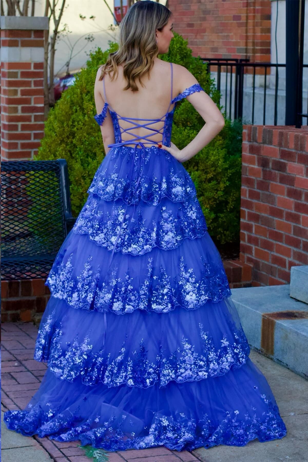 Vestido de fiesta largo con volantes, hombros descubiertos y lentejuelas de tul