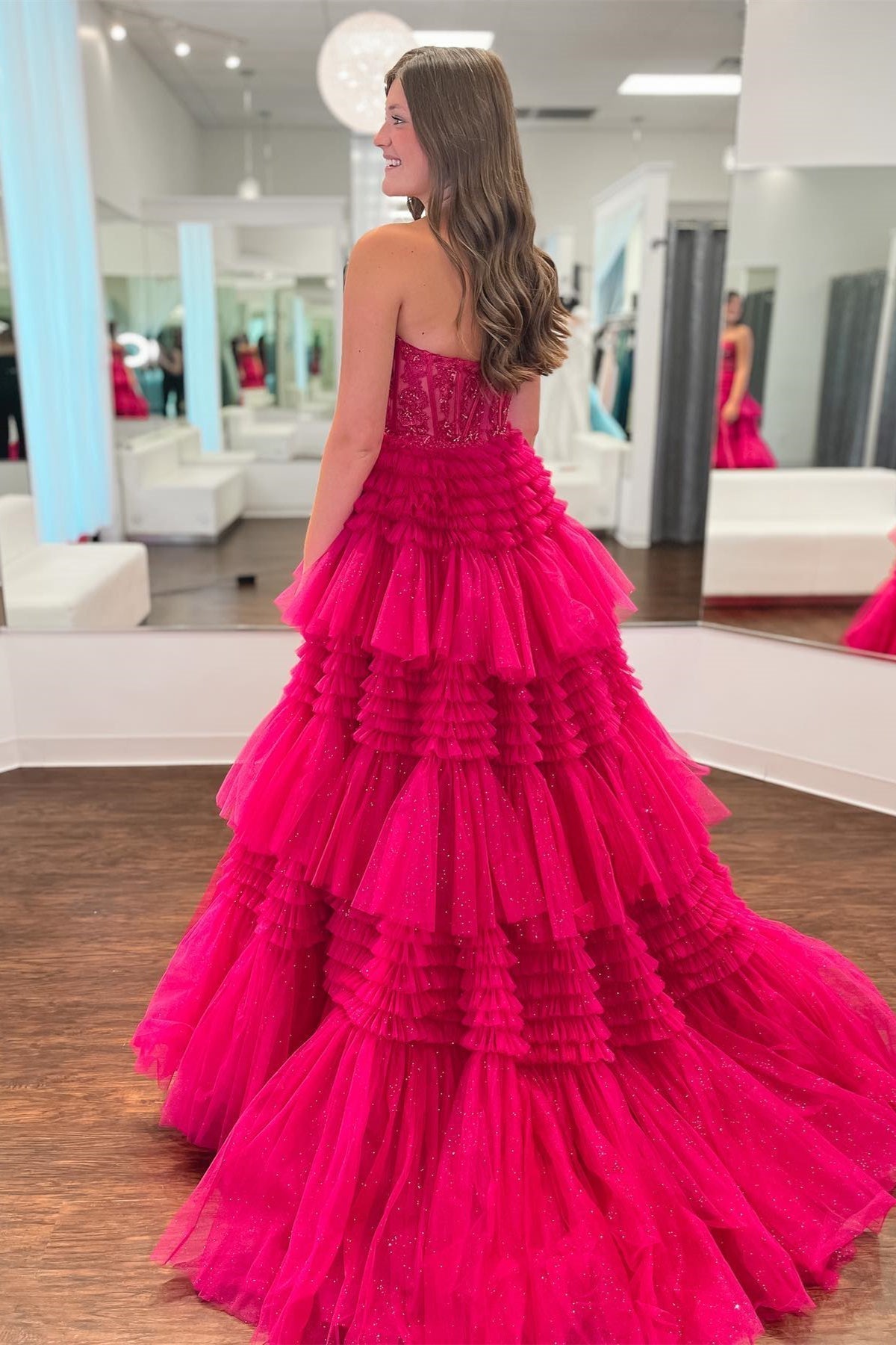 Vestido de fiesta fucsia de tul escalonado con escote en forma de corazón y corte A