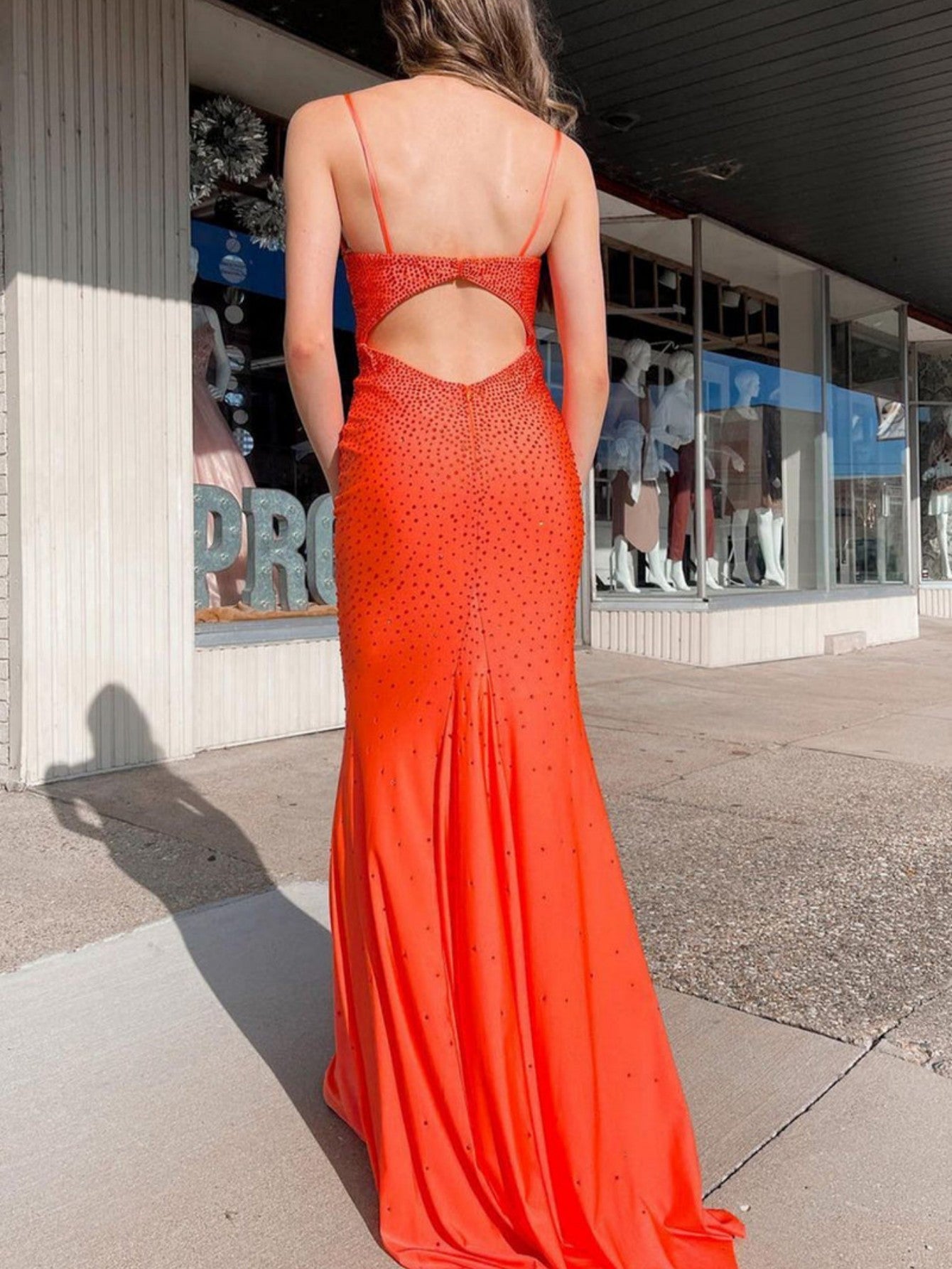 Vestido de fiesta de satén con cuentas y escote en V de sirena