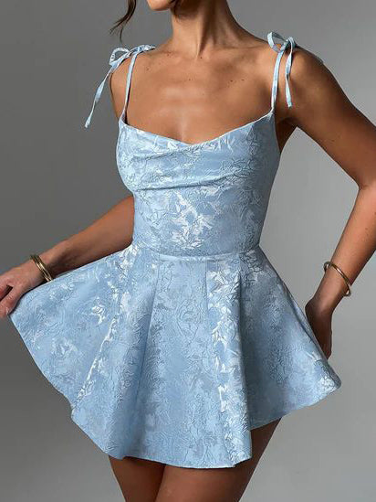 Schlankmachendes Minikleid mit A-Saum und Jacquard-Textur und Strapsen