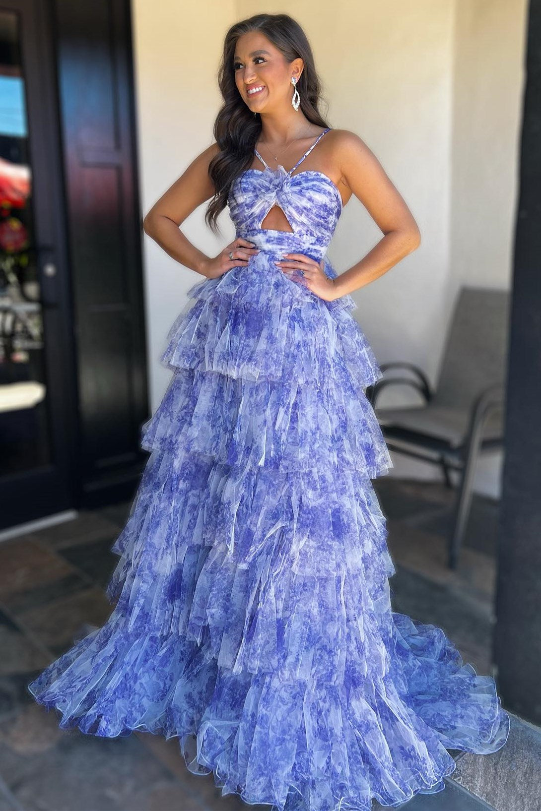 Vestido de fiesta largo con volantes, escote halter y abertura en la cerradura con estampado escalonado