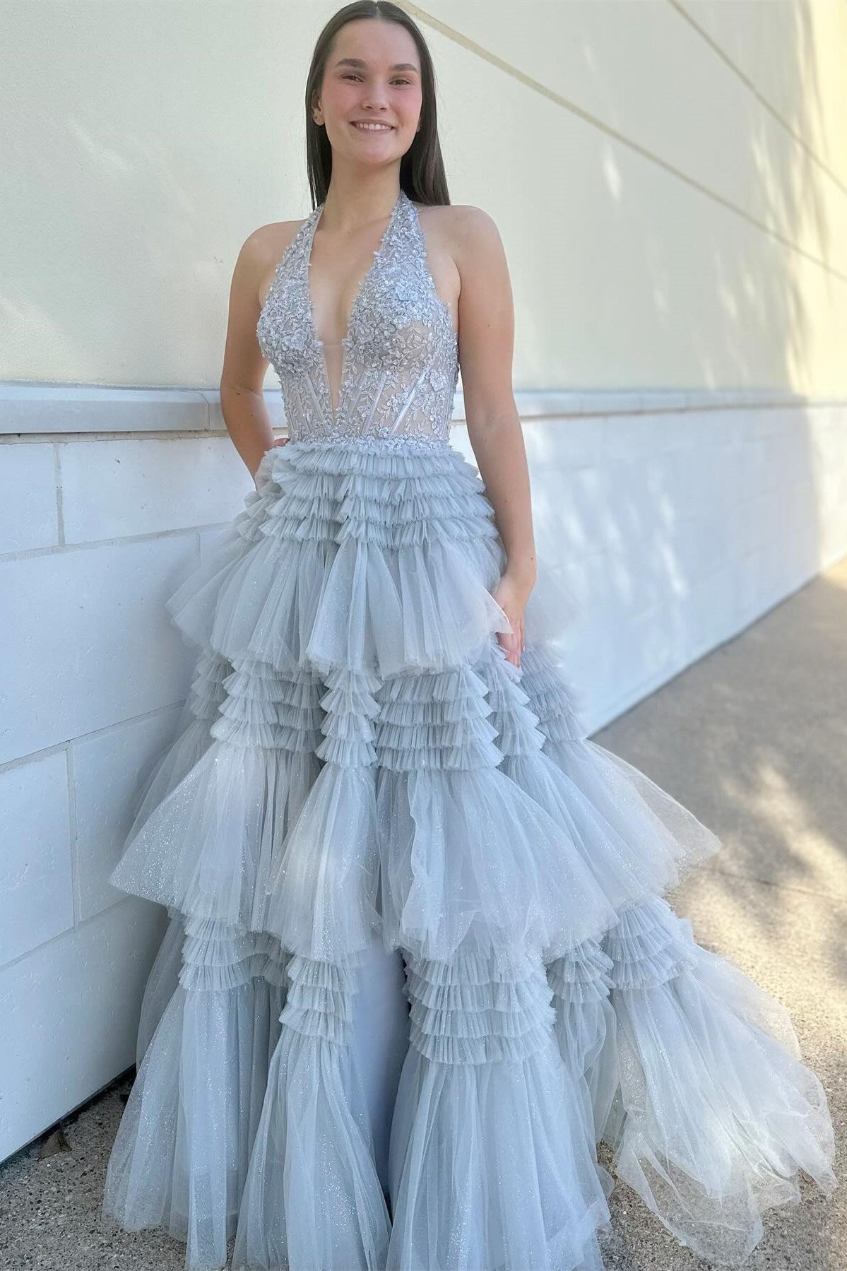 Vestido de fiesta escalonado con volantes y cuello halter con apliques de tul