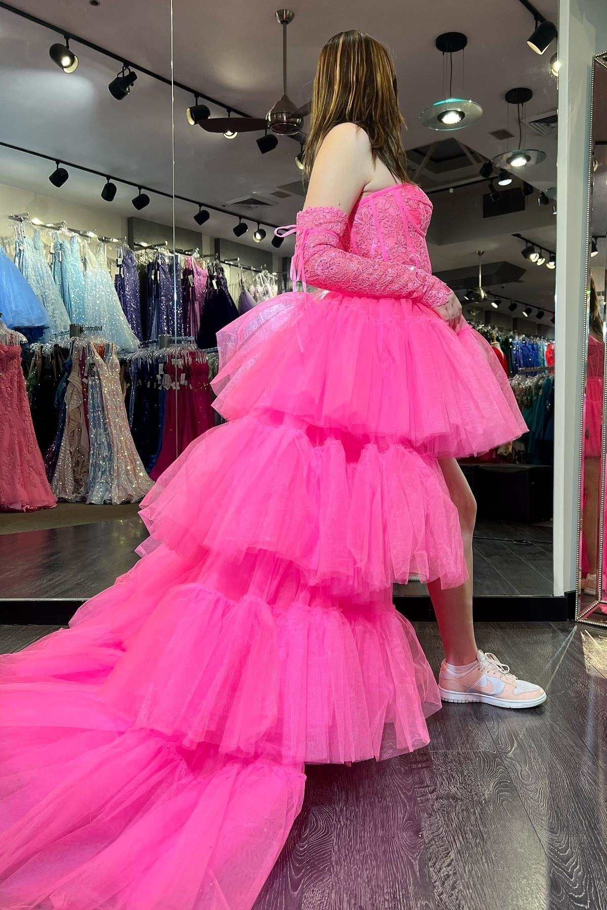 Vestido de fiesta rosa intenso con hombros descubiertos, corte A, capas de tul, apliques, corte alto-bajo