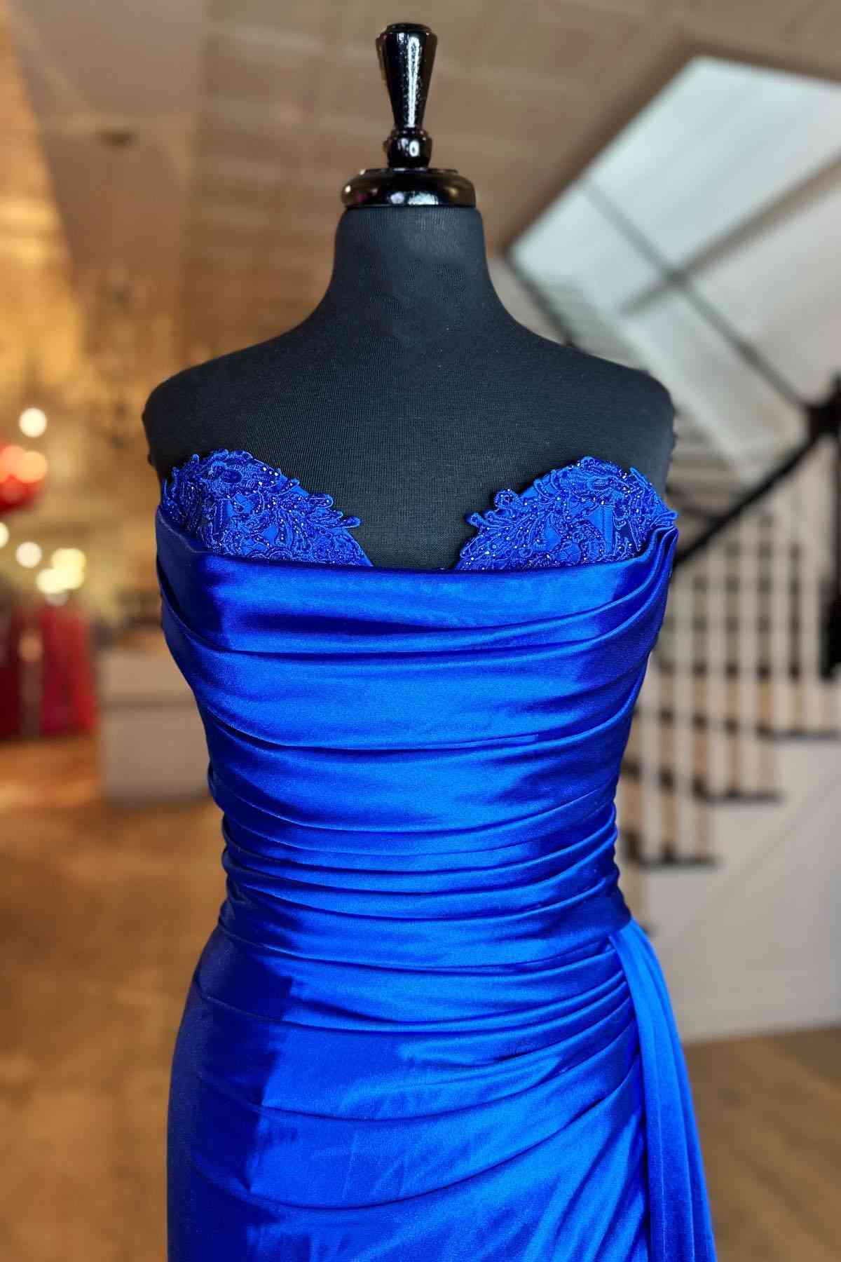 Vestido de fiesta largo plisado de satén estilo sirena sin tirantes color fucsia