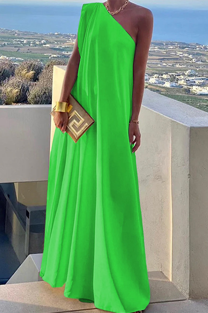 Elegante vestido de noche con cuello oblicuo asimétrico liso y sencillo.