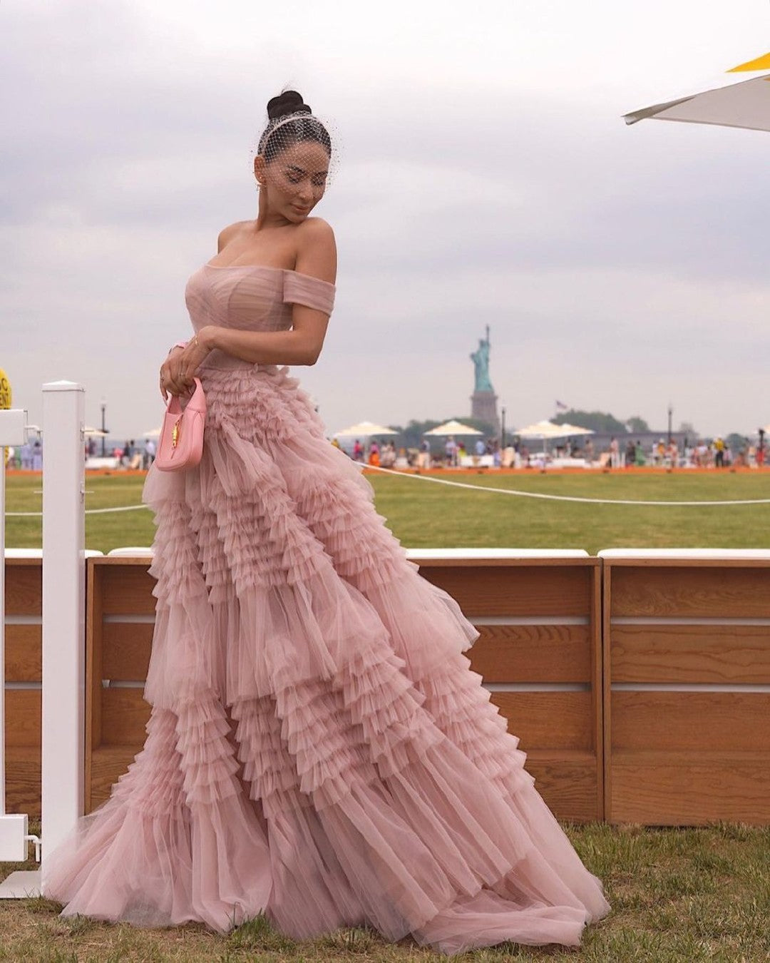 Vestido de fiesta de tul con volantes y hombros descubiertos de corte princesa