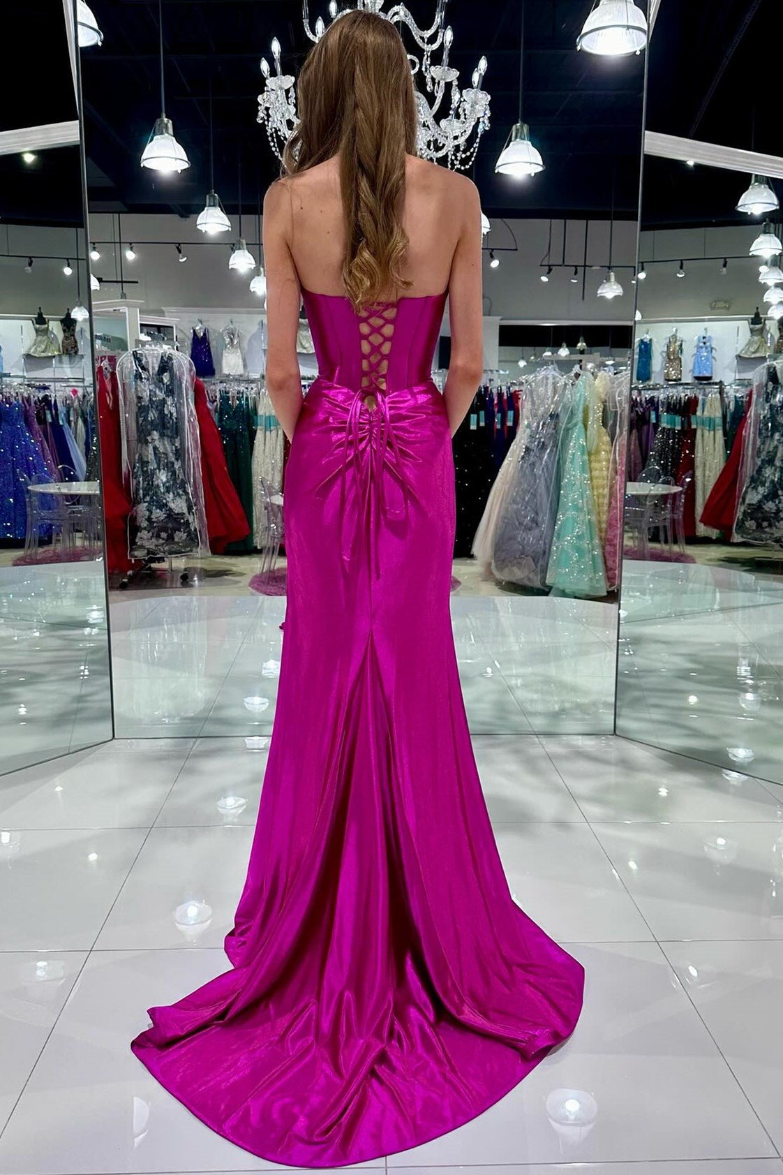 Vestido largo de sirena con abertura y escote torcido sin tirantes