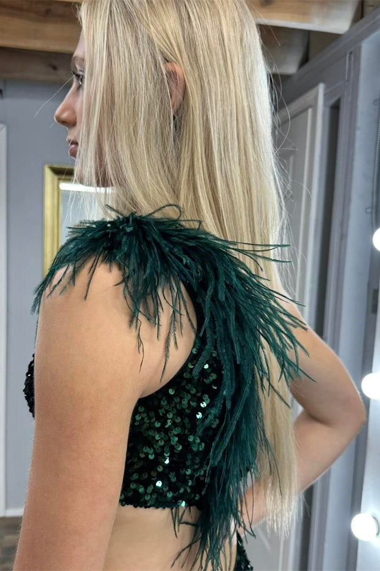 Vestido largo de sirena con un solo hombro, plumas y lentejuelas, con abertura