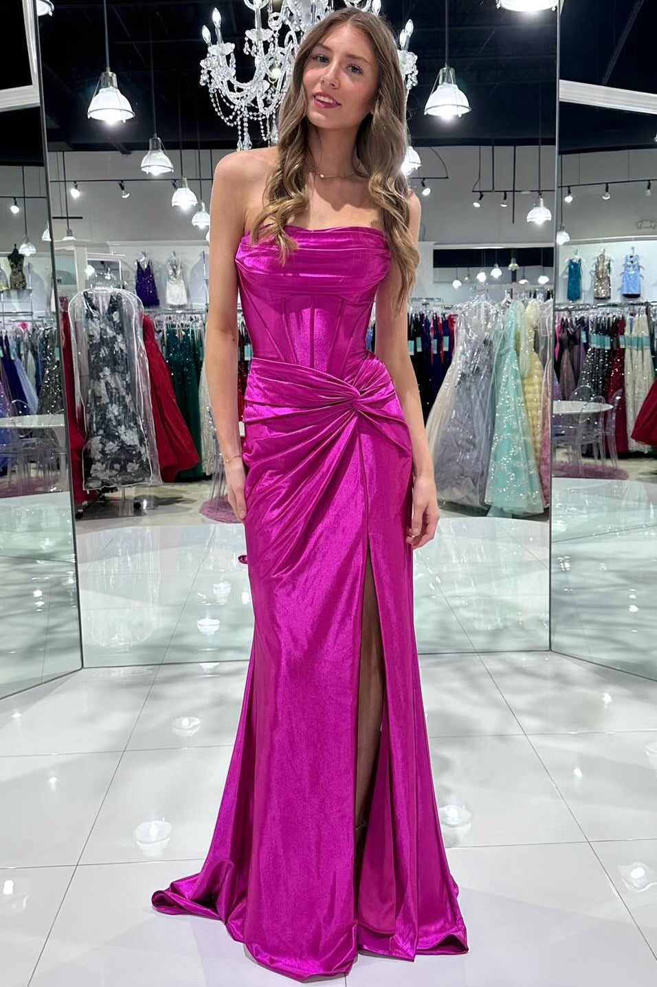Vestido largo de sirena con abertura y escote torcido sin tirantes