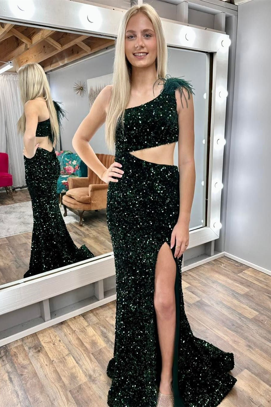 Vestido largo de sirena con un solo hombro, plumas y lentejuelas, con abertura