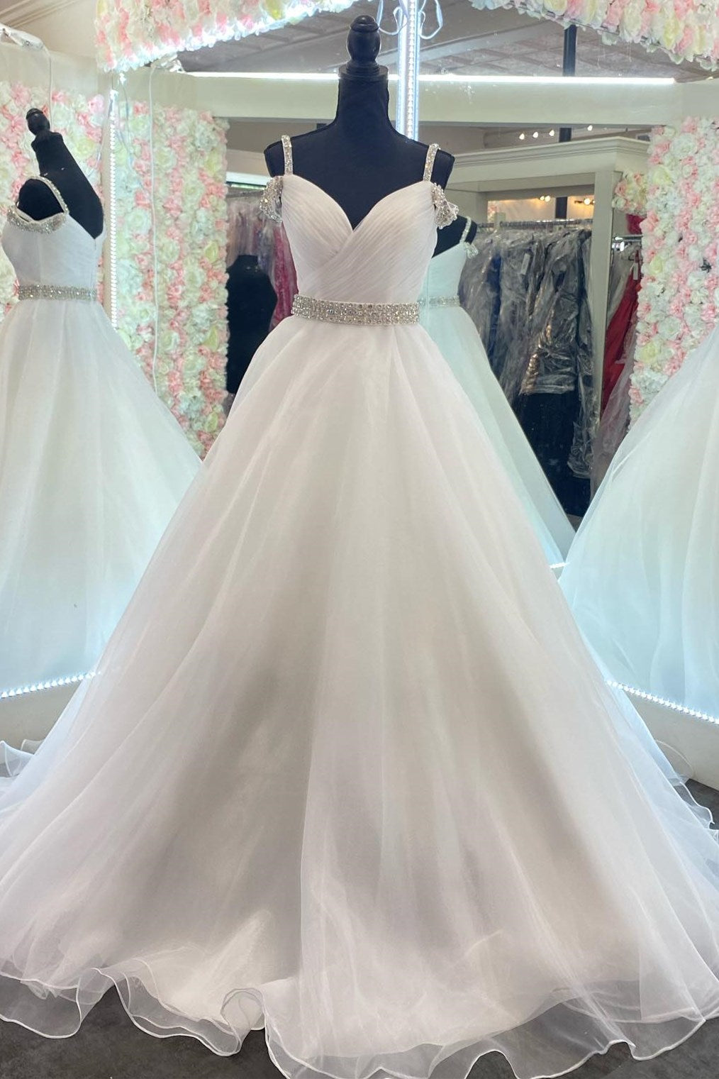 Vestido de fiesta Roycebridal de corte A con hombros descubiertos y cuentas en rosa intenso