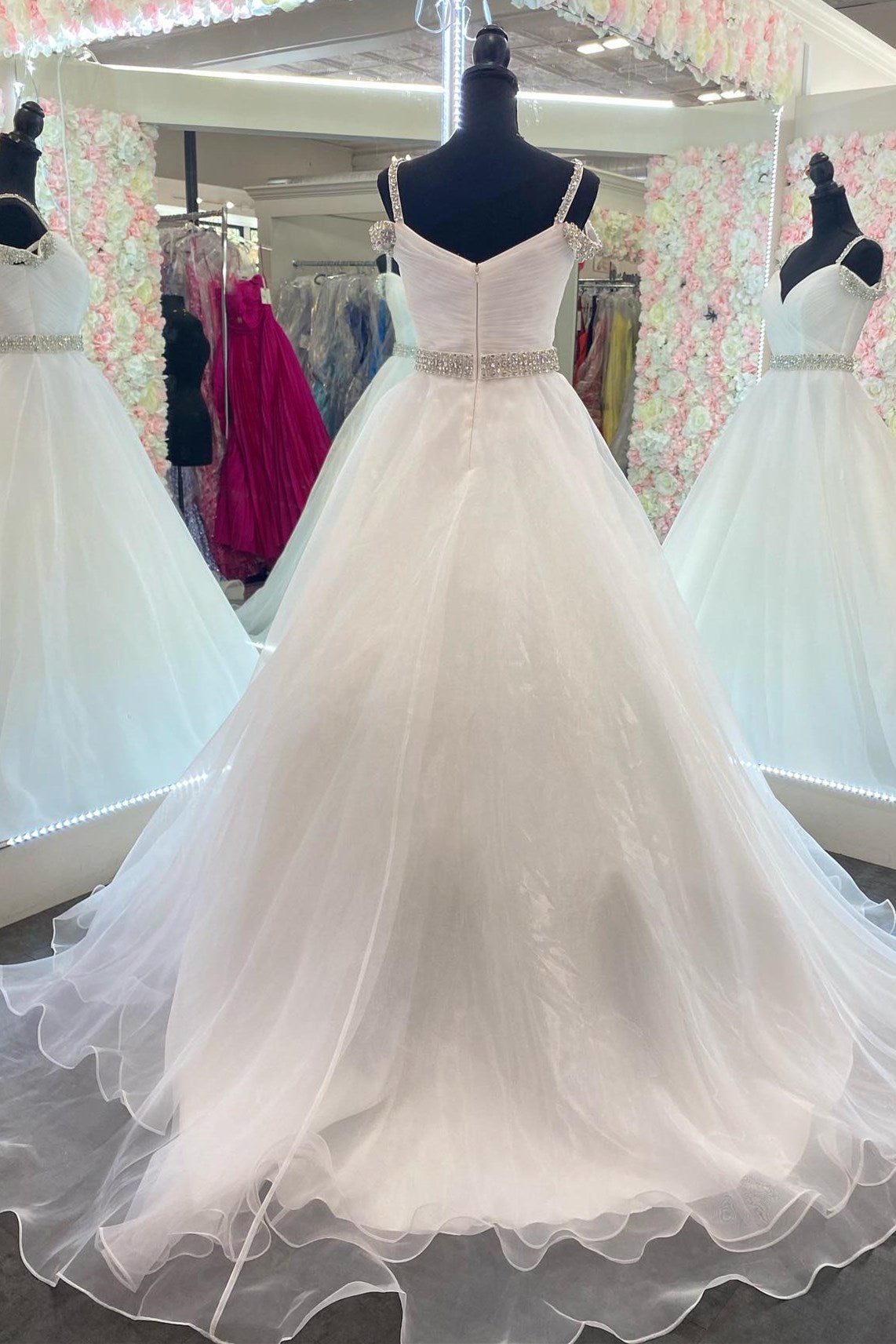 Vestido de fiesta Roycebridal de corte A con hombros descubiertos y cuentas en rosa intenso