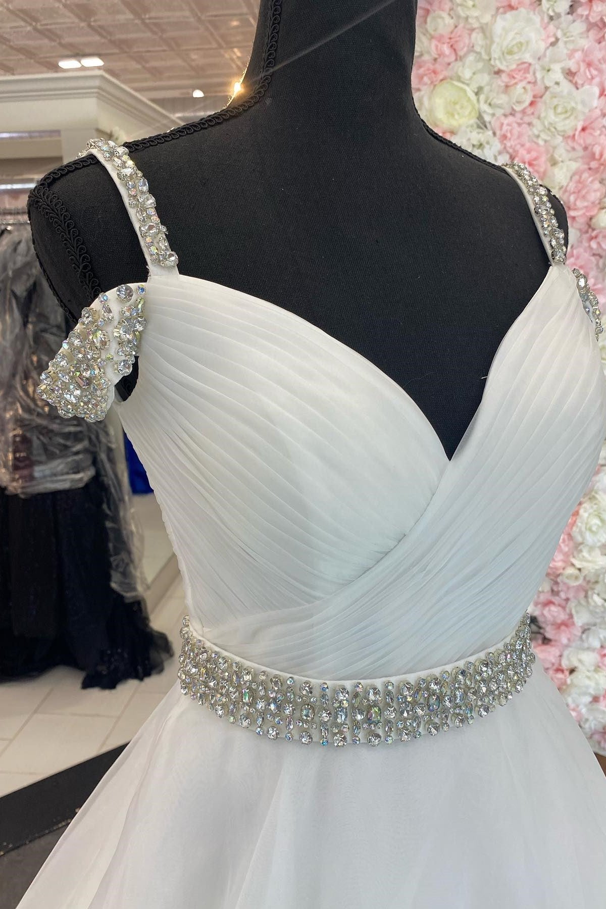 Vestido de fiesta Roycebridal de corte A con hombros descubiertos y cuentas en rosa intenso