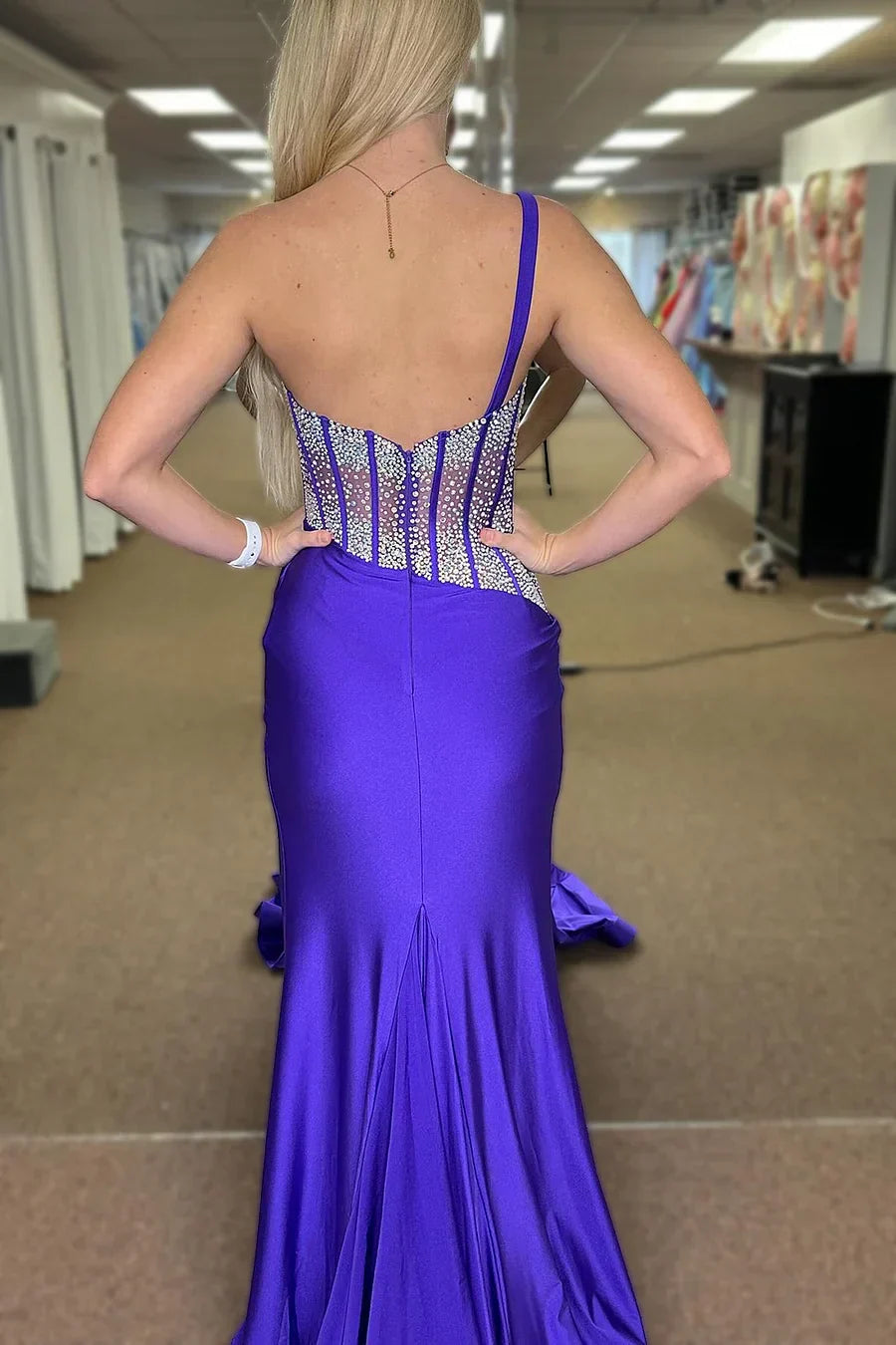 Vestidos de fiesta largos de sirena azul con un solo hombro y cuentas