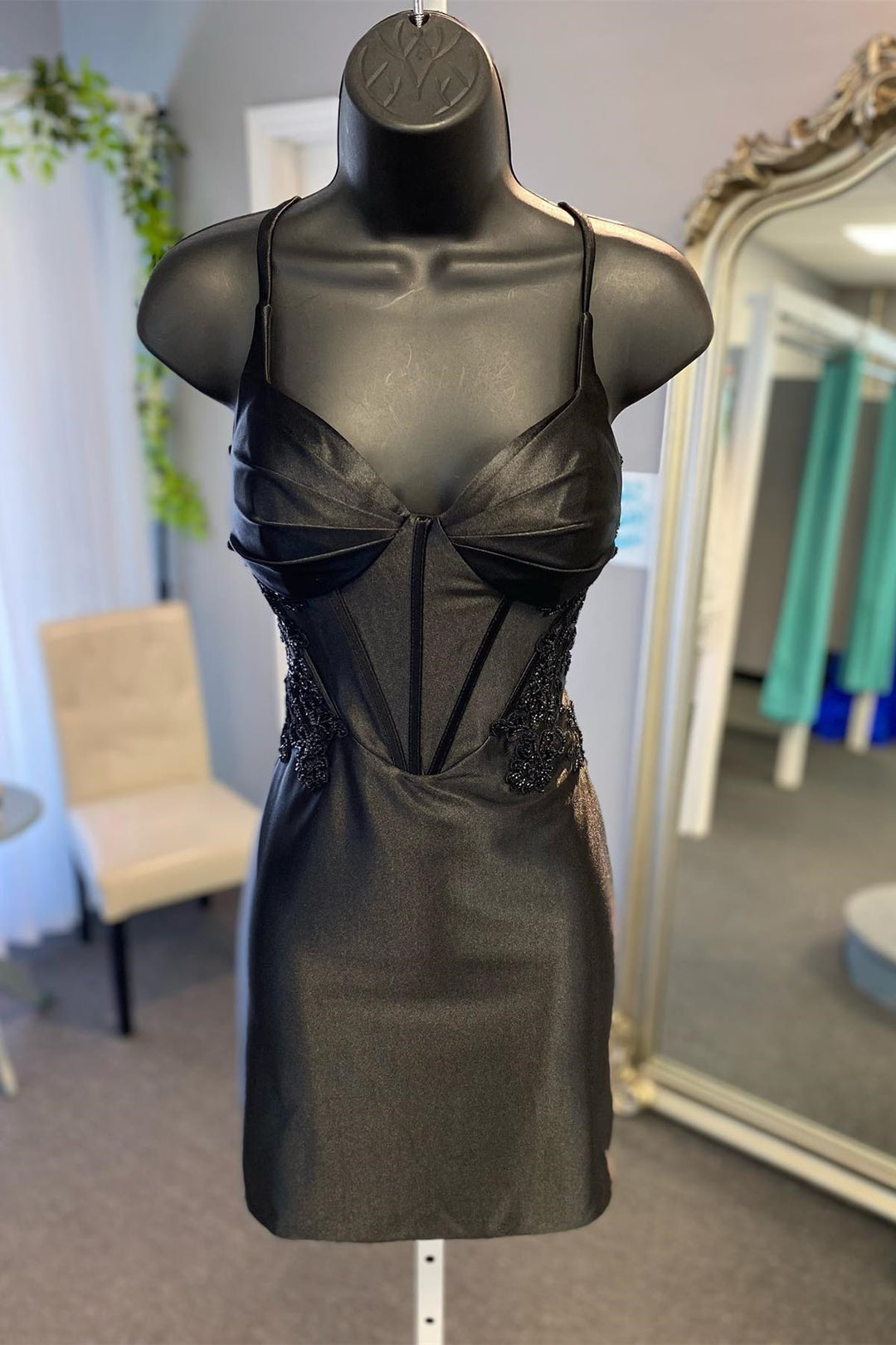 Etui-Heimkehrkleid aus Satin mit Applikationen