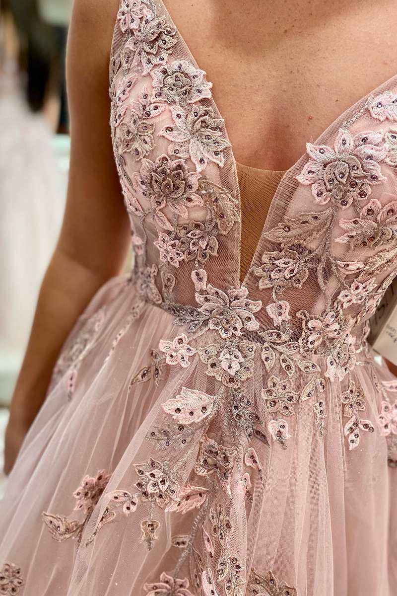 Vestido de fiesta de corte A con escote en V y espalda descubierta y encaje floral