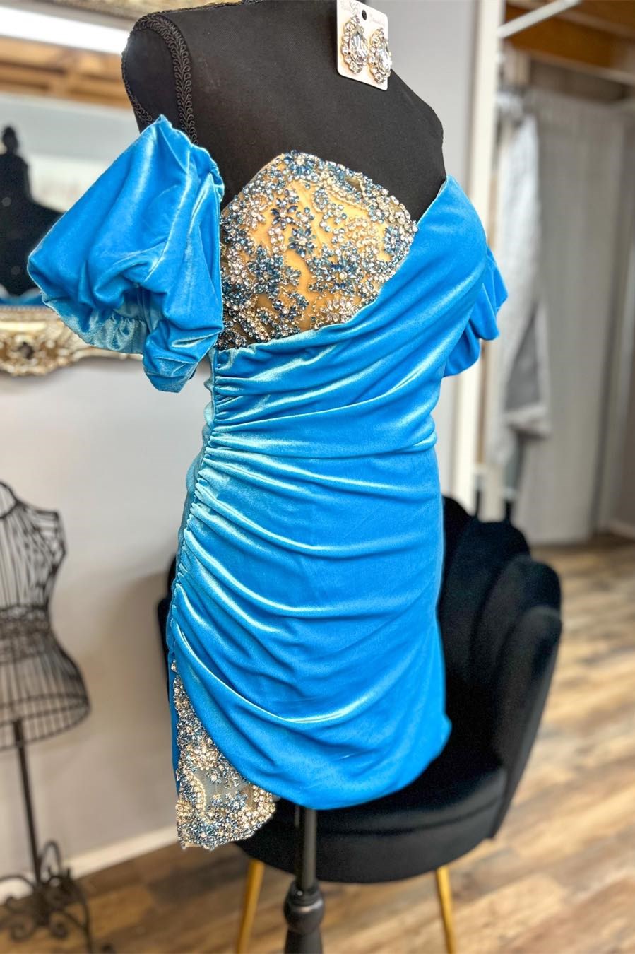 Kurzes Cocktailkleid aus Samt mit Herzausschnitt und Perlen