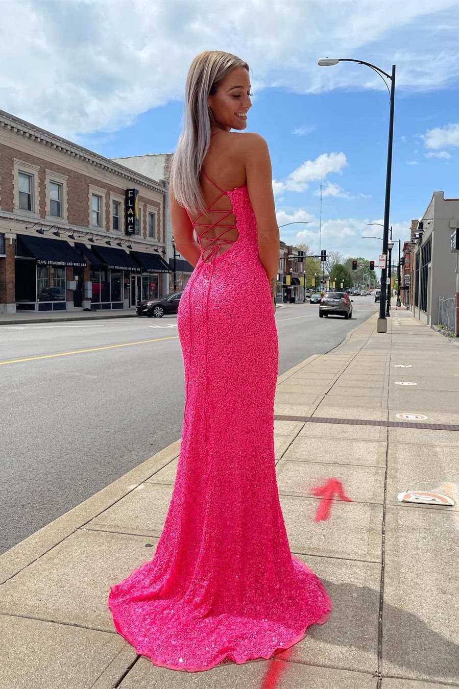 Vestido de fiesta con lentejuelas rosa intenso, tirantes brillantes y abertura