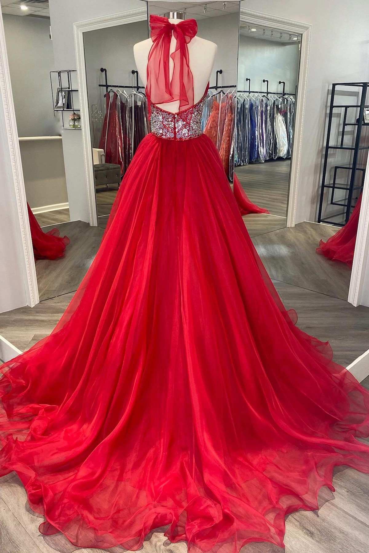Vestido de fiesta largo de corte A con espalda descubierta y cuello halter con cuentas