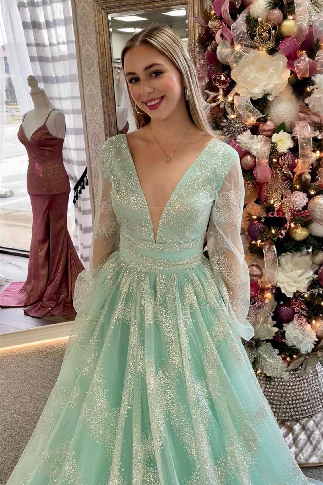 Vestido de fiesta largo con escote en V pronunciado, mangas ilusión y cuentas