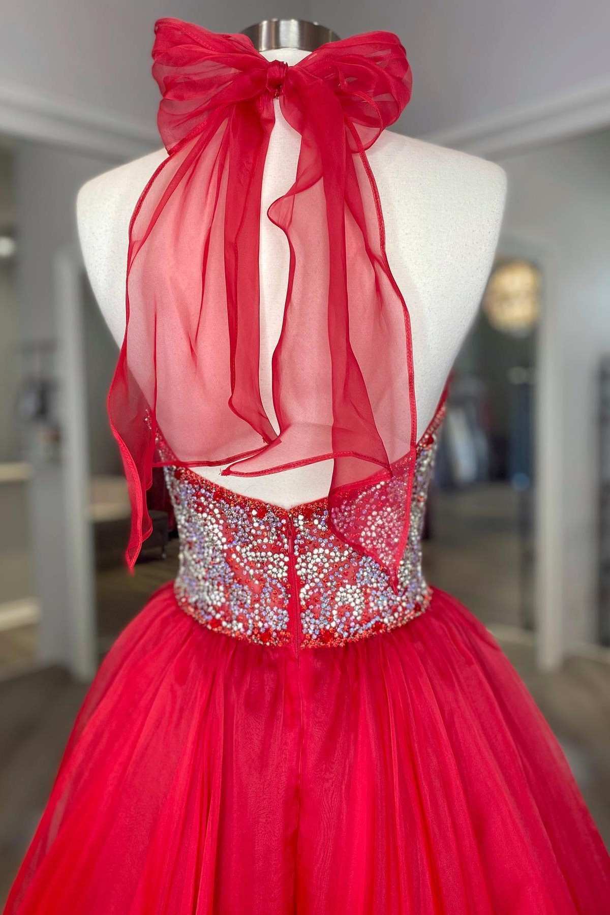 Vestido de fiesta largo de corte A con espalda descubierta y cuello halter con cuentas