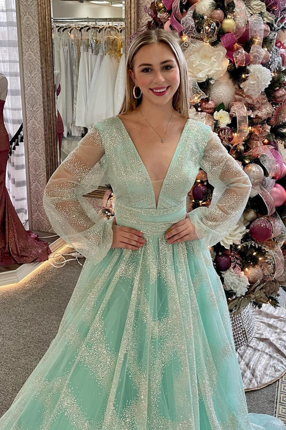 Vestido de fiesta largo con escote en V pronunciado, mangas ilusión y cuentas