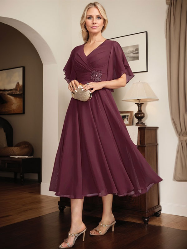 A-Linie, V-Ausschnitt, knielang, Chiffonkleid für die Brautmutter mit plissierten Perlen