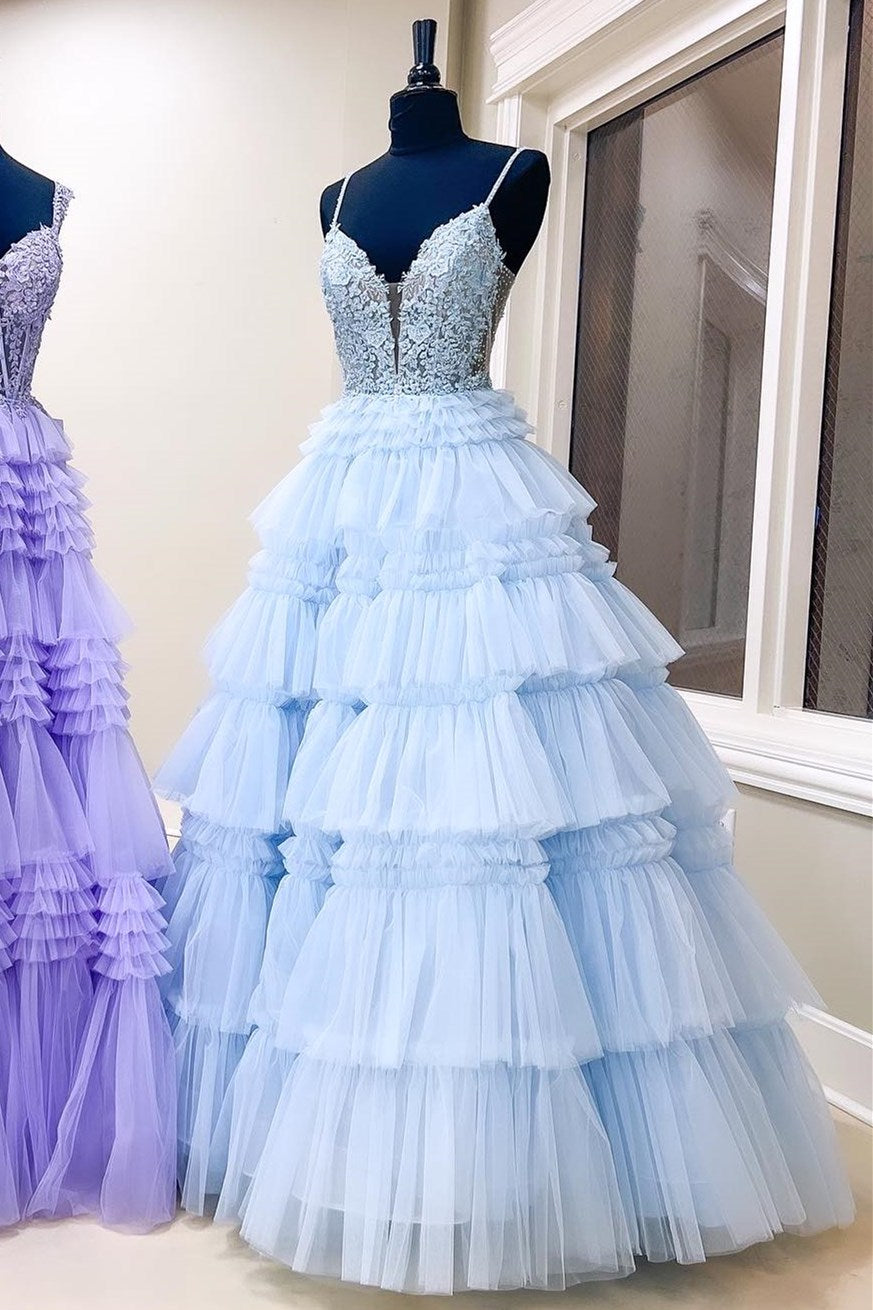 Vestido de gala con volantes y tirantes finos con cuentas