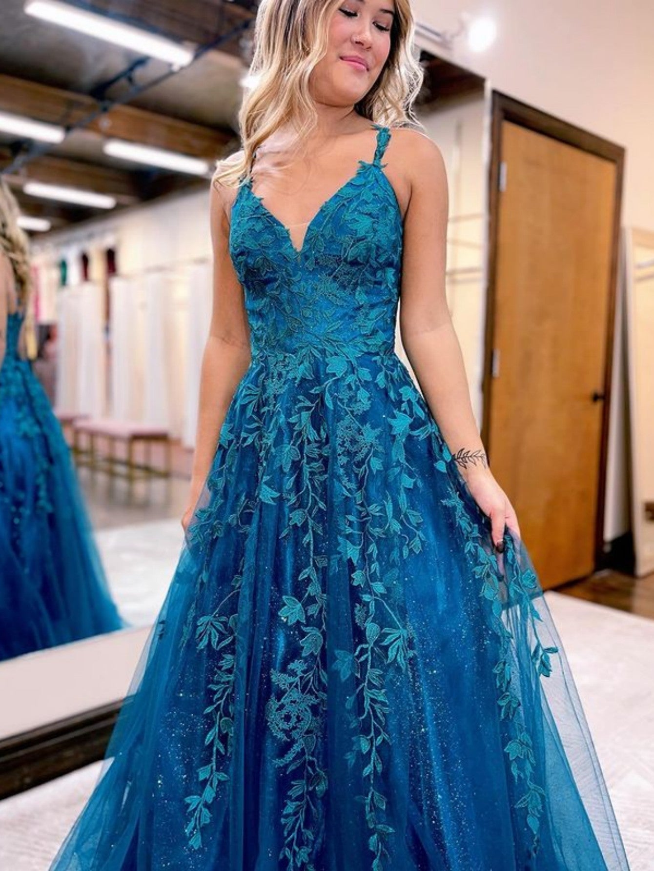 A-Linien-Ballkleid aus glitzernder Tüllspitze in Tintenblau
