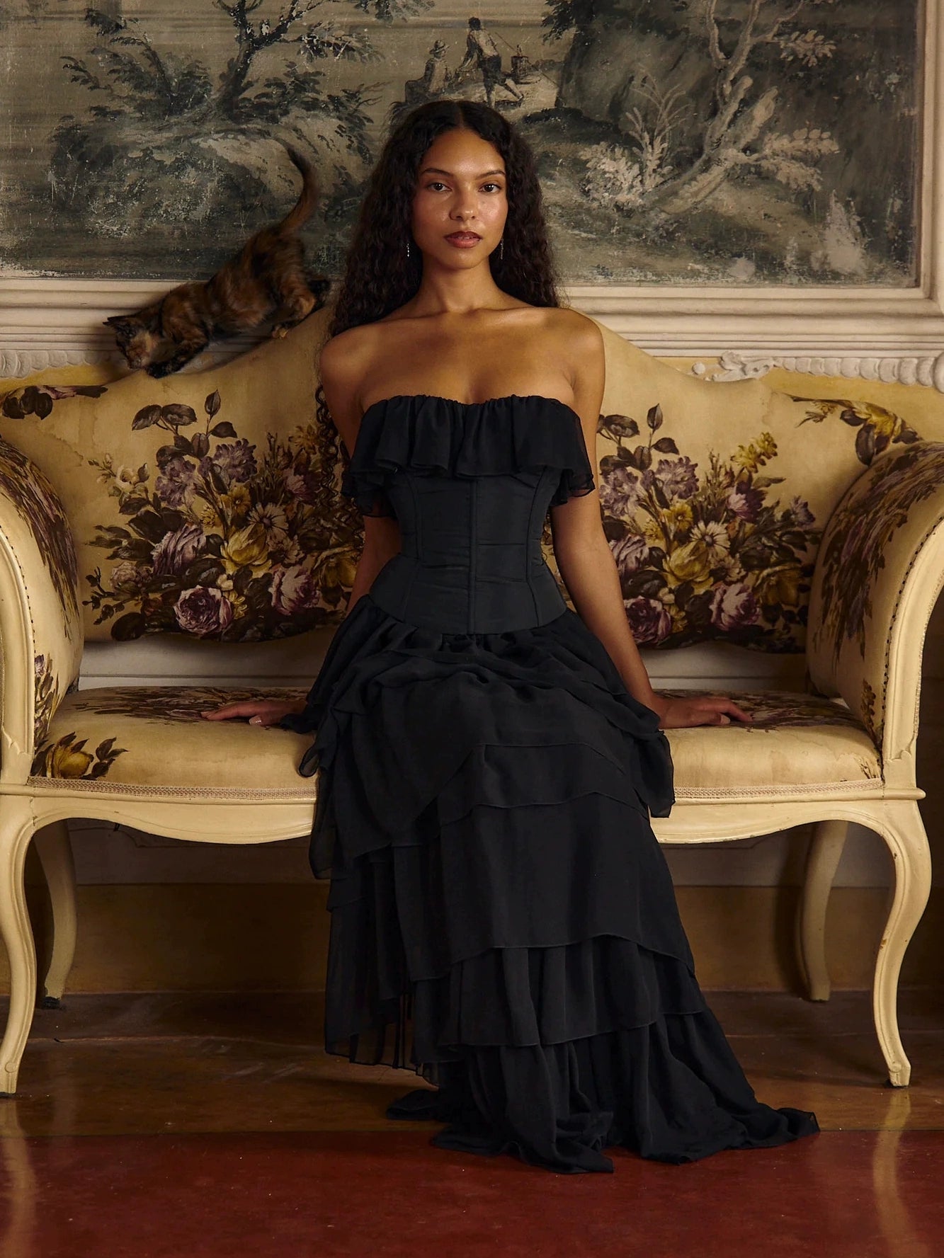 Vestido vintage negro sin tirantes y con volantes: vestido de noche transparente que ceñió la cintura para galas y pasarelas.