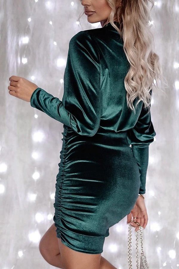 Grünes, figurbetontes Samtkleid mit Puffärmeln und Rüschen