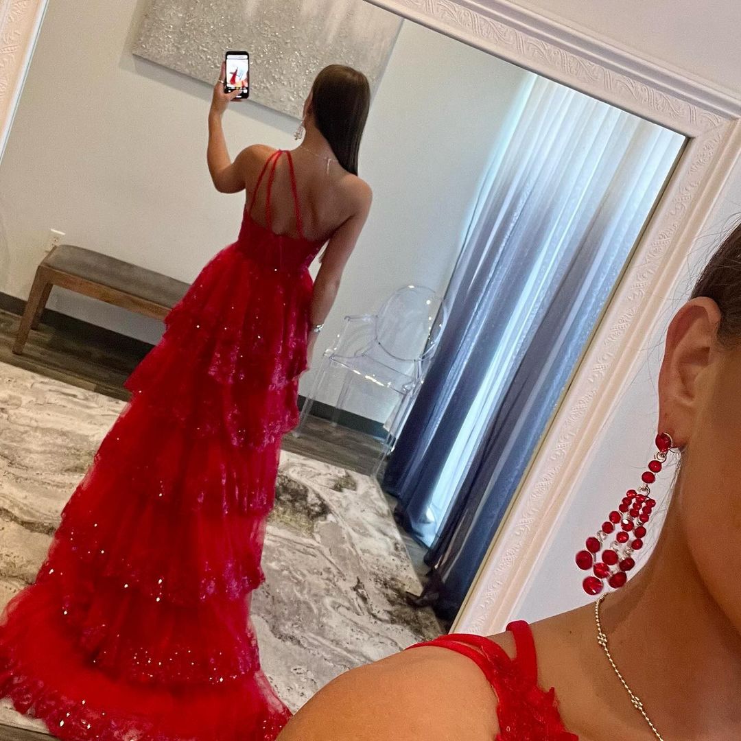 Vestido de fiesta largo de encaje escalonado con un solo hombro