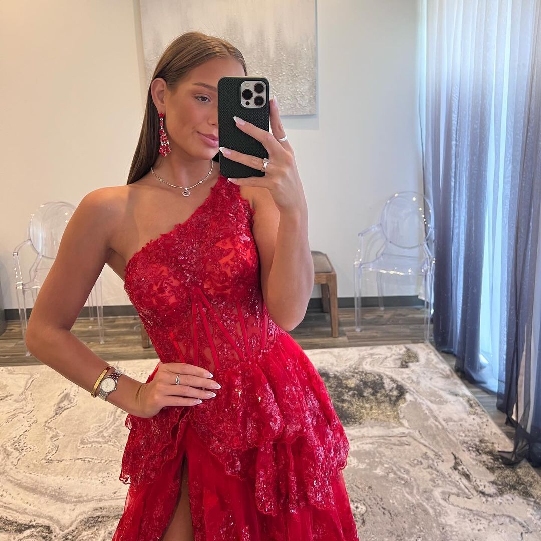 Vestido de fiesta largo de encaje escalonado con un solo hombro