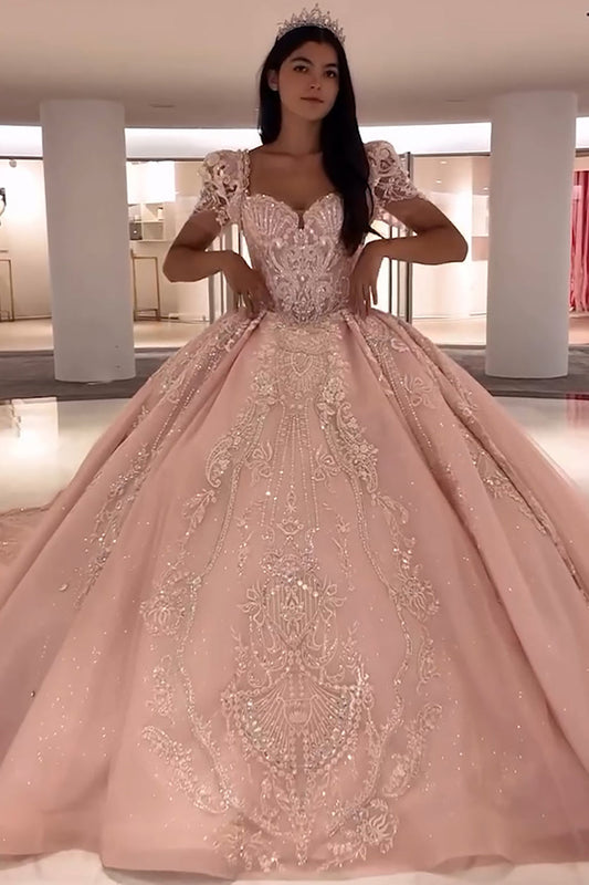 Vestido de quinceañera con apliques, mangas abullonadas y cuello cuadrado, con cola