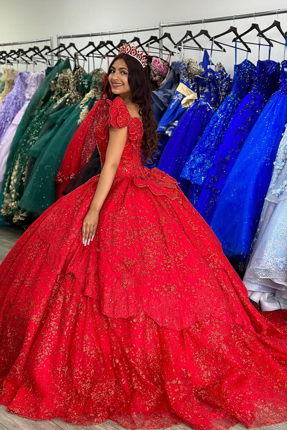 Glitzerndes rotes schulterfreies Ballkleid mit Applikationen für die Quinceanera