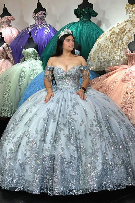 Vestido de quinceañera con apliques de lentejuelas y hombros descubiertos, color plateado brillante y flecos