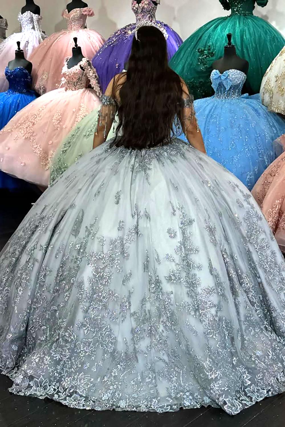 Glitzerndes silbernes Ballkleid, schulterfrei, Pailletten-Applikationen, Quinceanera-Kleid mit Fransen