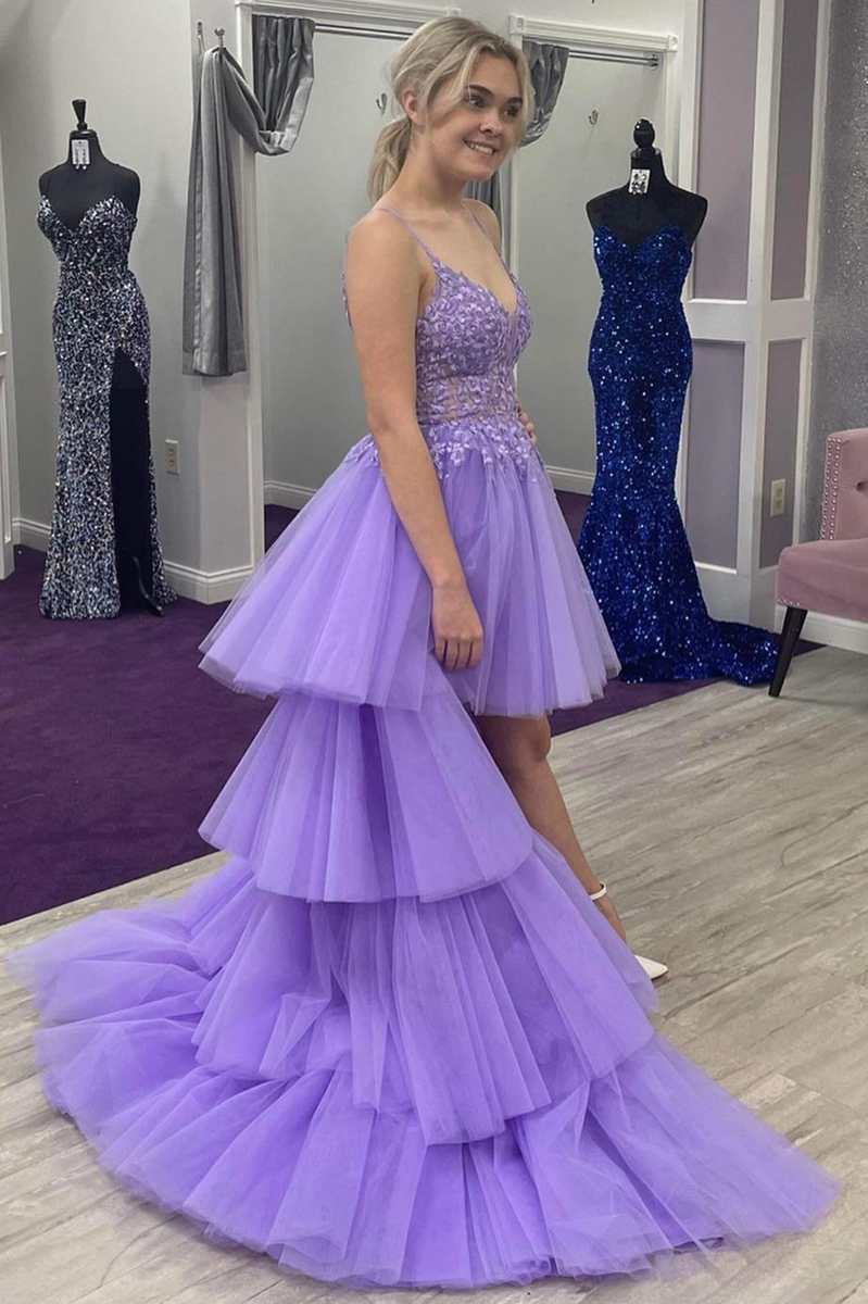 Vestido de fiesta de encaje con escote en V y capas
