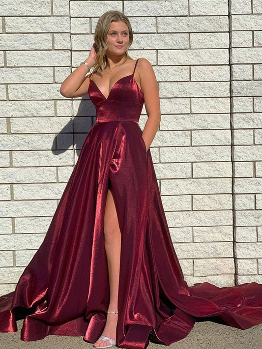 Vestido de fiesta largo ajustado de satén rojo oscuro con abertura en forma de A