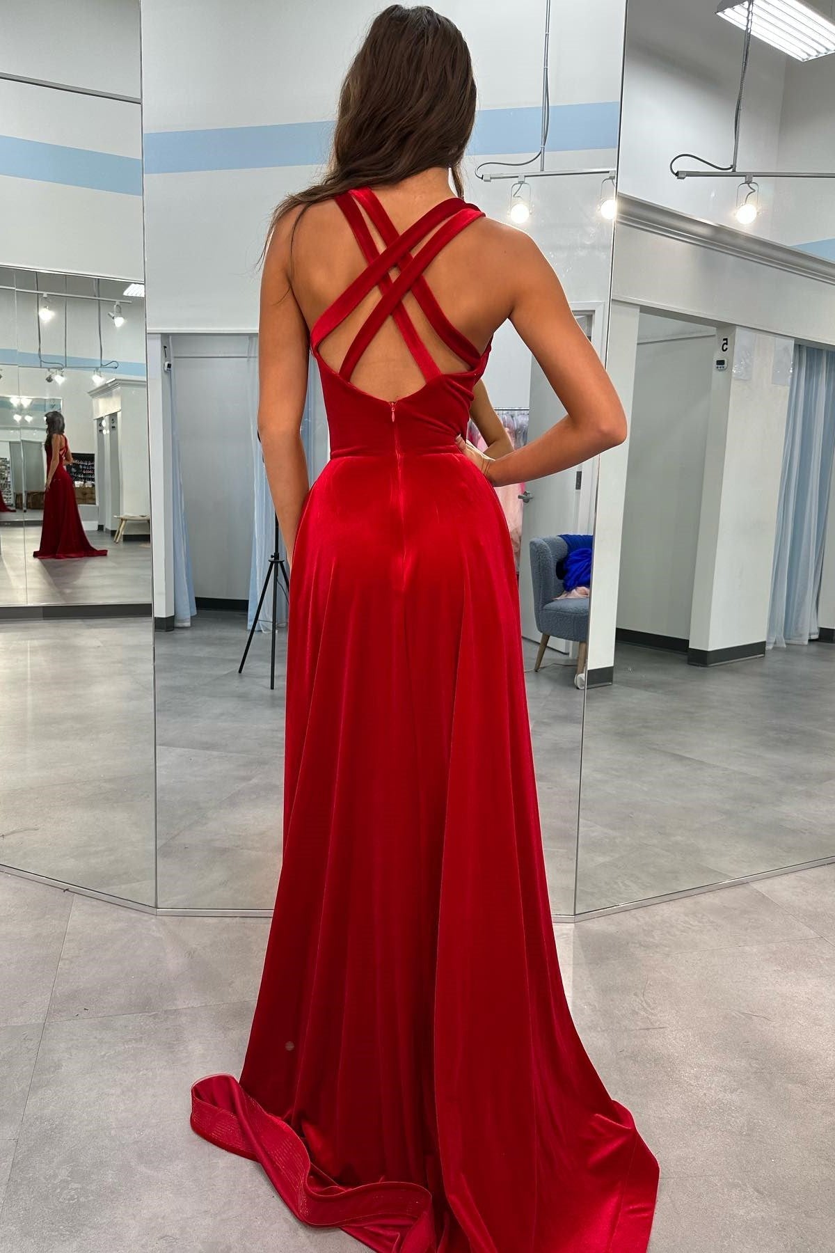 Vestido formal largo de terciopelo con escote en V y espalda cruzada