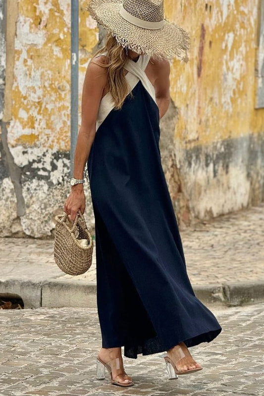 Vestido largo acampanado con cuello halter y tirantes cruzados en bloques de color
