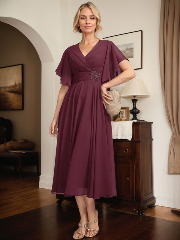 A-Linie, V-Ausschnitt, knielang, Chiffonkleid für die Brautmutter mit plissierten Perlen