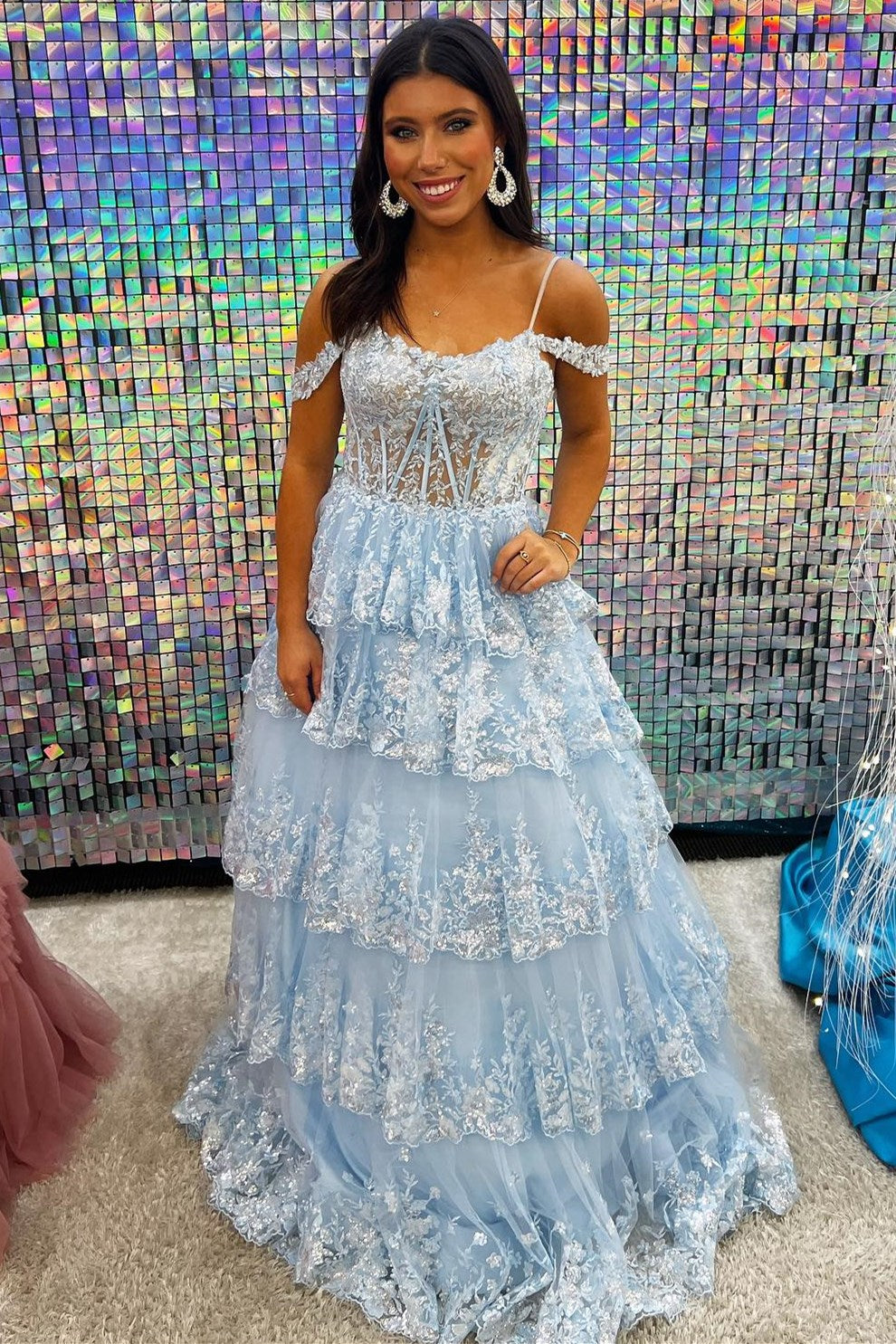 Vestido de fiesta largo con volantes, hombros descubiertos y lentejuelas de tul