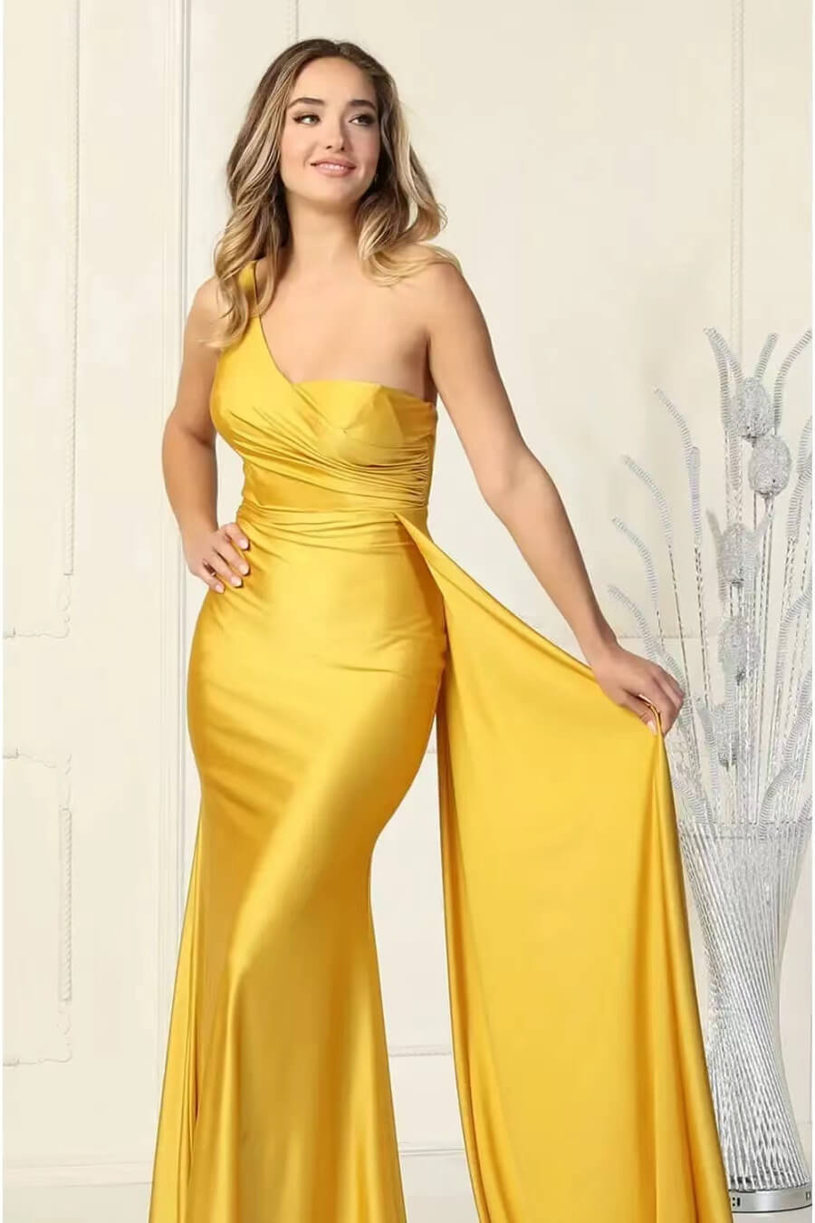 Elegante vestido de noche largo de sirena con un solo hombro y volantes