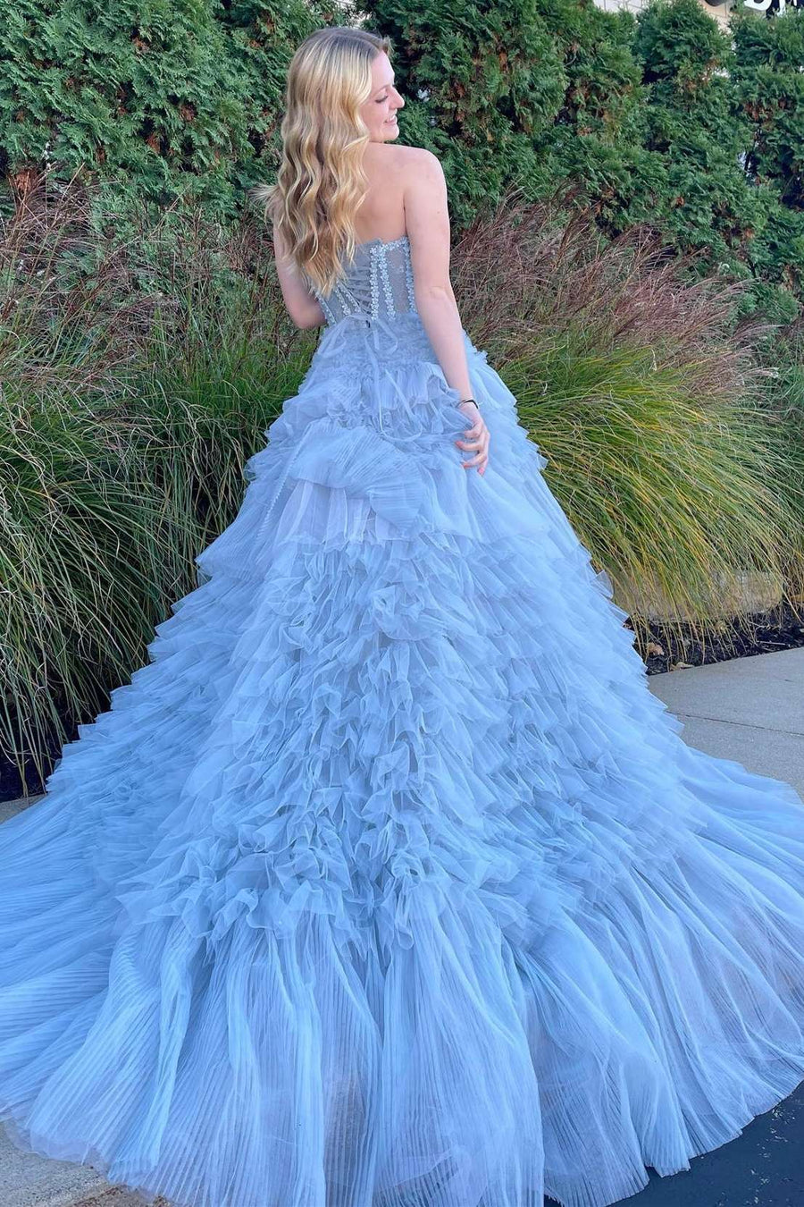 Vestido de fiesta de tul con capas, corte princesa, sin tirantes y corte A