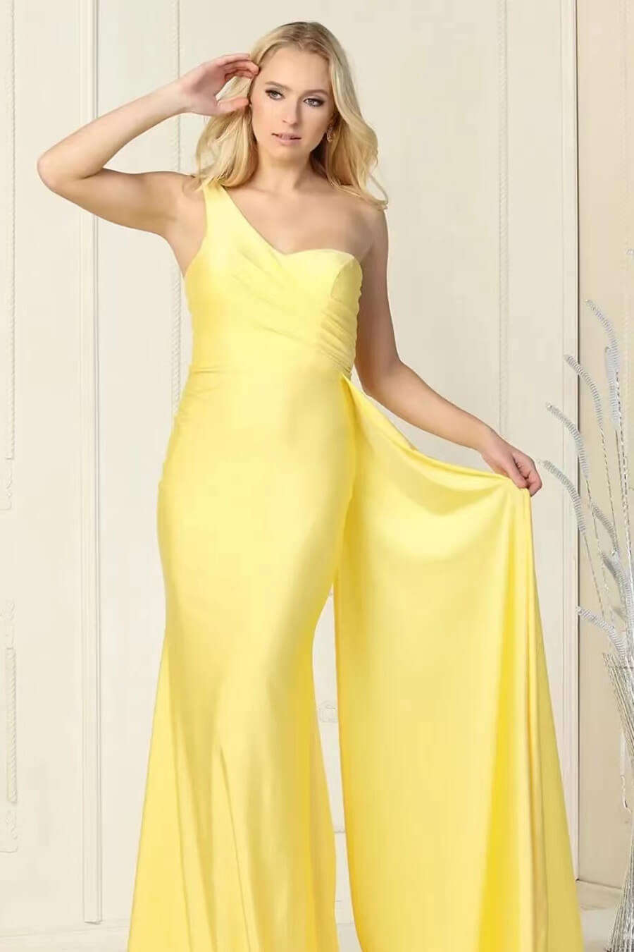 Elegante vestido de noche largo de sirena con un solo hombro y volantes