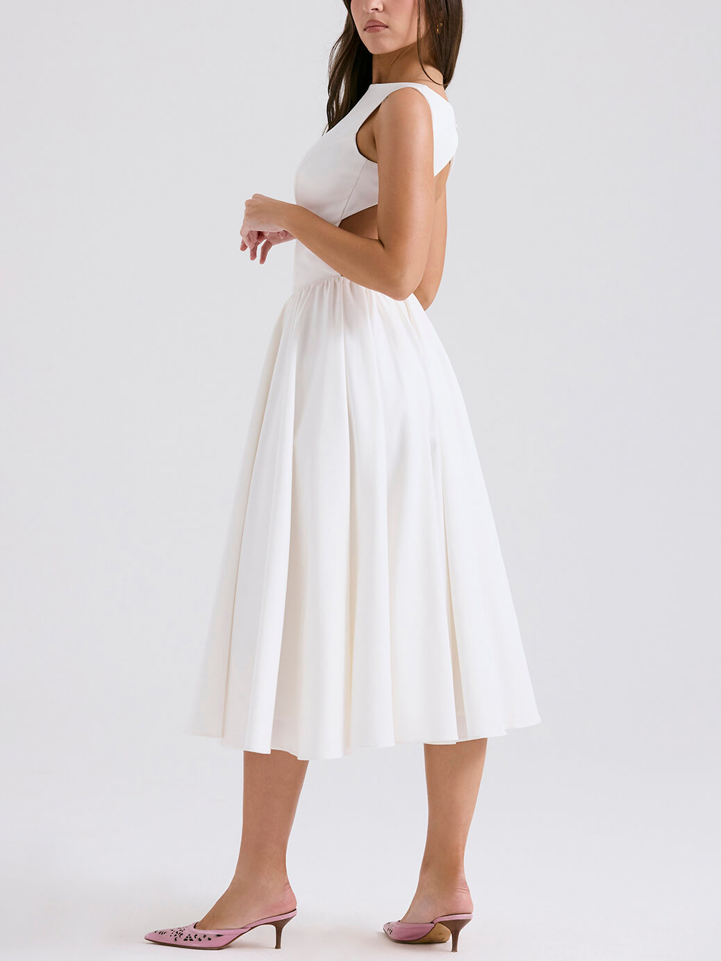 Stilvolles und elegantes einfarbiges, rückenfreies, ärmelloses Midikleid mit Rundhalsausschnitt