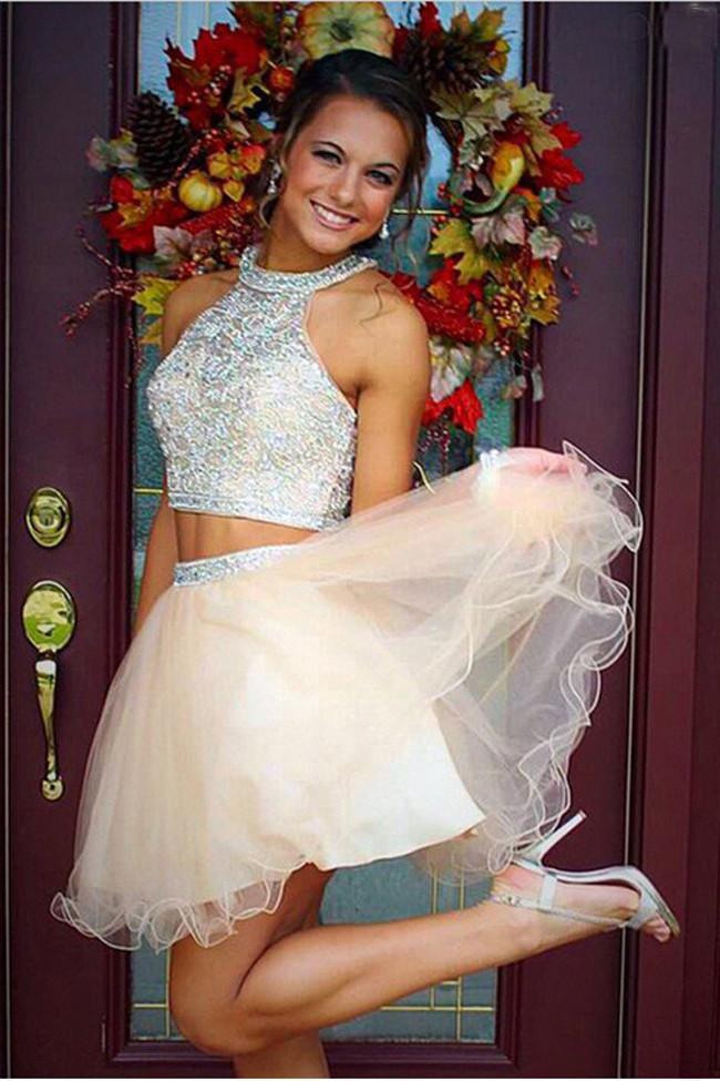 Fabulosos vestidos de fiesta de dos piezas con cuentas y tul corto.